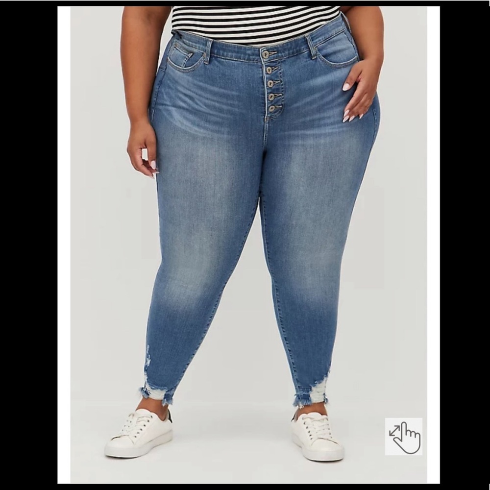 NWT TORRID Bombshell Skinny Jeans / Size 26R / Premium Stretch Medium Wash